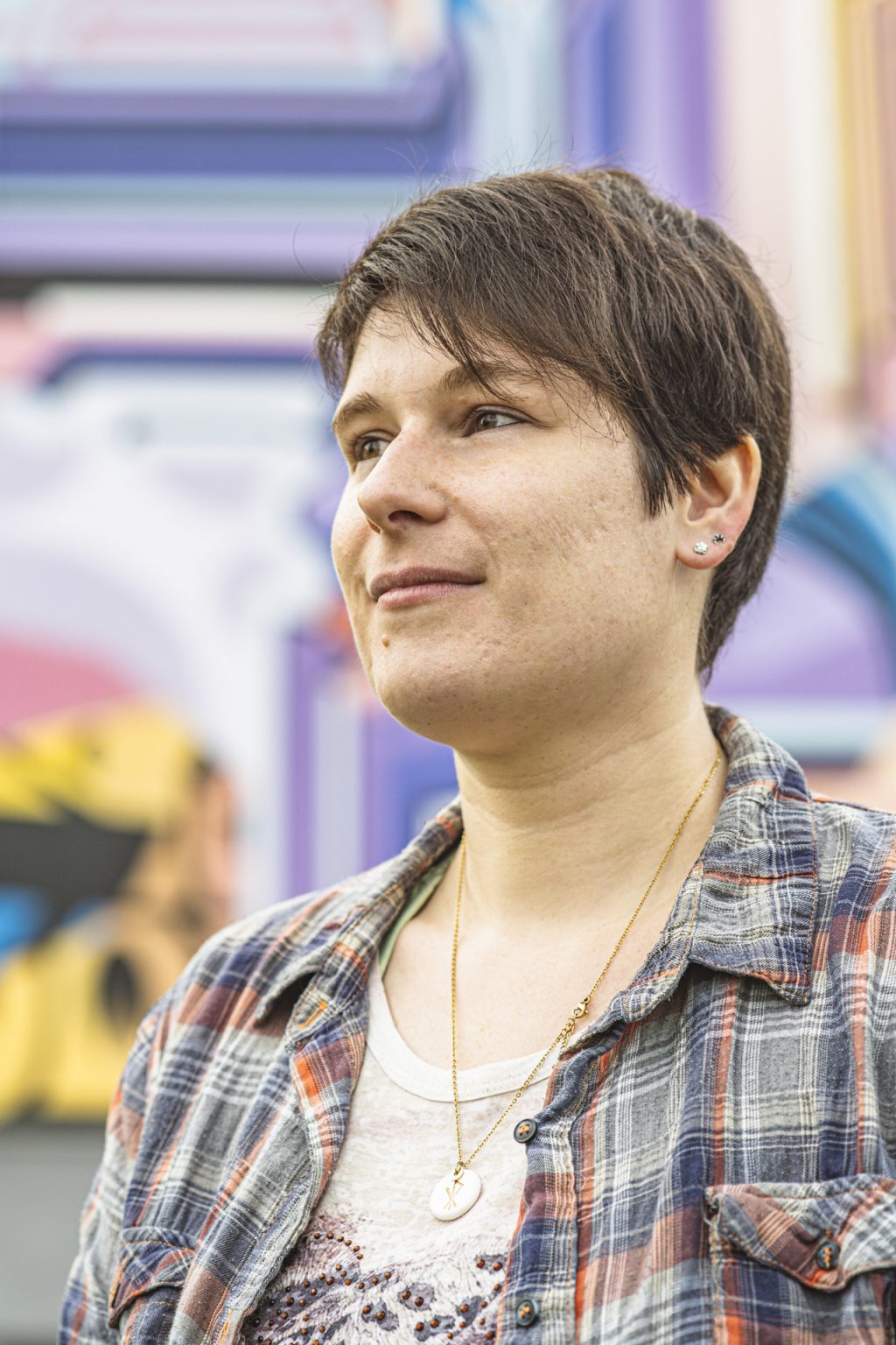 Portrait de la photographe d’Apparence Photo photographiée dans un environnement urbain coloré Céline Laage